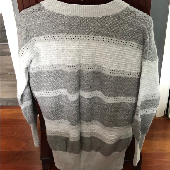 Beautiful Banana Republic sweater small worn once - Picture 3 of 4